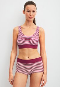 Gestreepte bralette en short set in tinten van bordeauxrood en wit. Zachte stof, bredere banden en een comfortabele elastische tailleband.