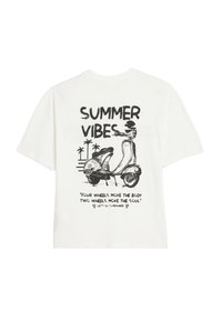 Weißes T-Shirt mit einem Scooter-Motiv und dem Text "SUMMER VIBES" sowie einem Spruch in Schwarz aufgedruckt. Kurze Ärmel und lockere Passform.