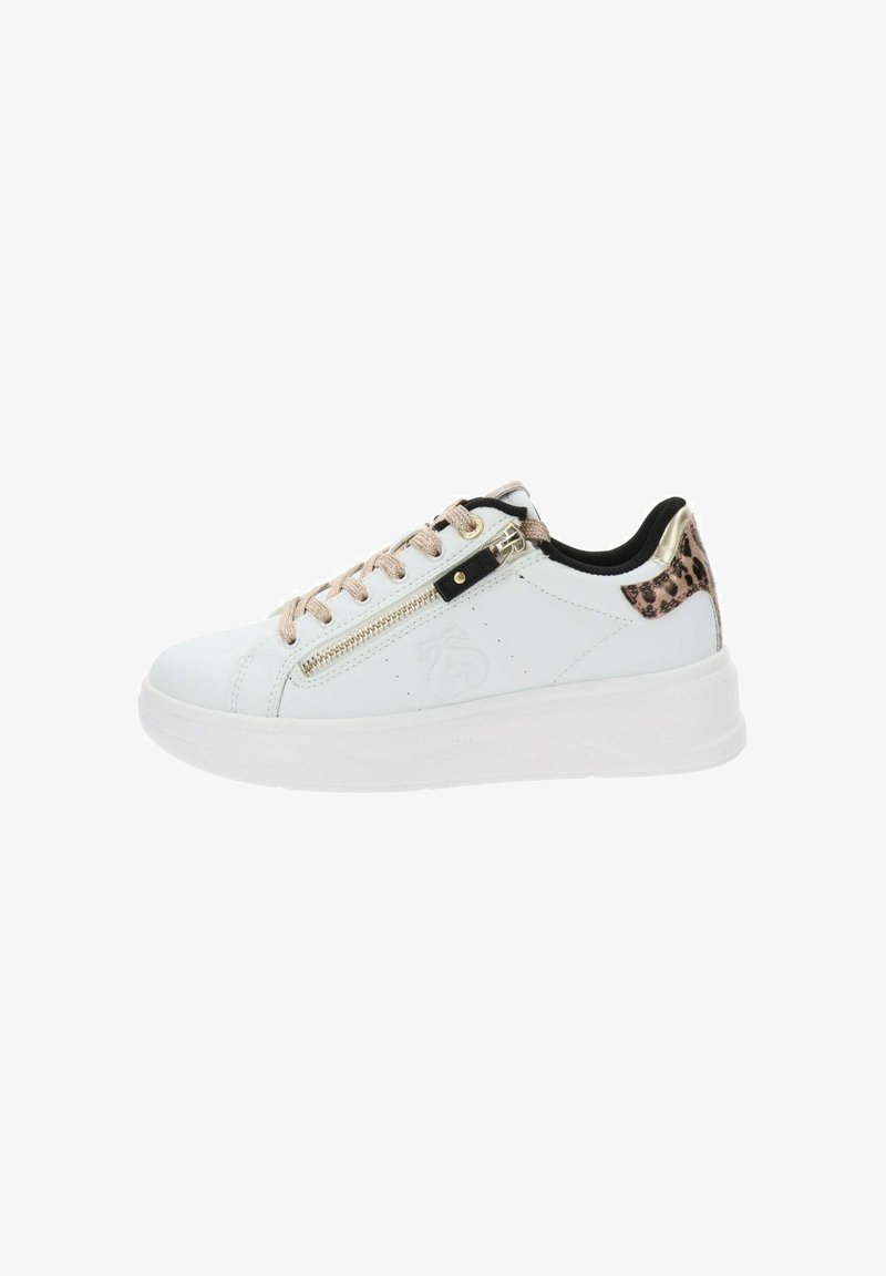 Białe sneakersy z teksturowanym wzorem, akcentami w kolorze różowego złota, bocznym zamkiem i detalami w panterkę na pięcie, z masywną białą podeszwą.