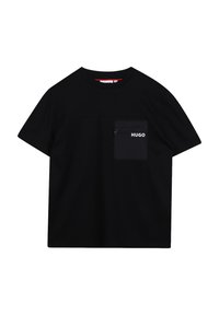 Camiseta negra de manga corta con cuello redondo y bolsillo en el pecho con cremallera, que presenta el logo blanco "HUGO" en el lado derecho.
