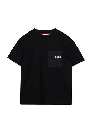 Camiseta negra de manga corta con cuello redondo y bolsillo en el pecho con cremallera, que presenta el logo blanco "HUGO" en el lado derecho.