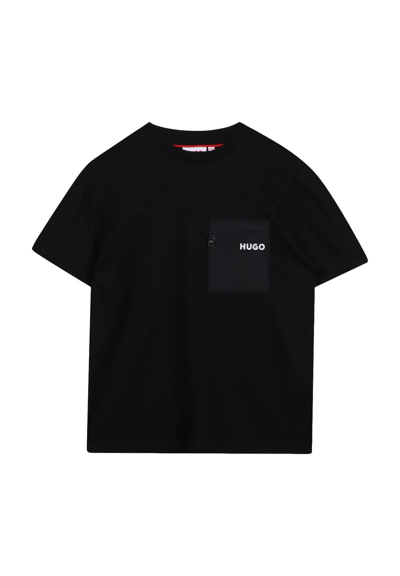 Camiseta negra de manga corta con cuello redondo y bolsillo en el pecho con cremallera, que presenta el logo blanco "HUGO" en el lado derecho.
