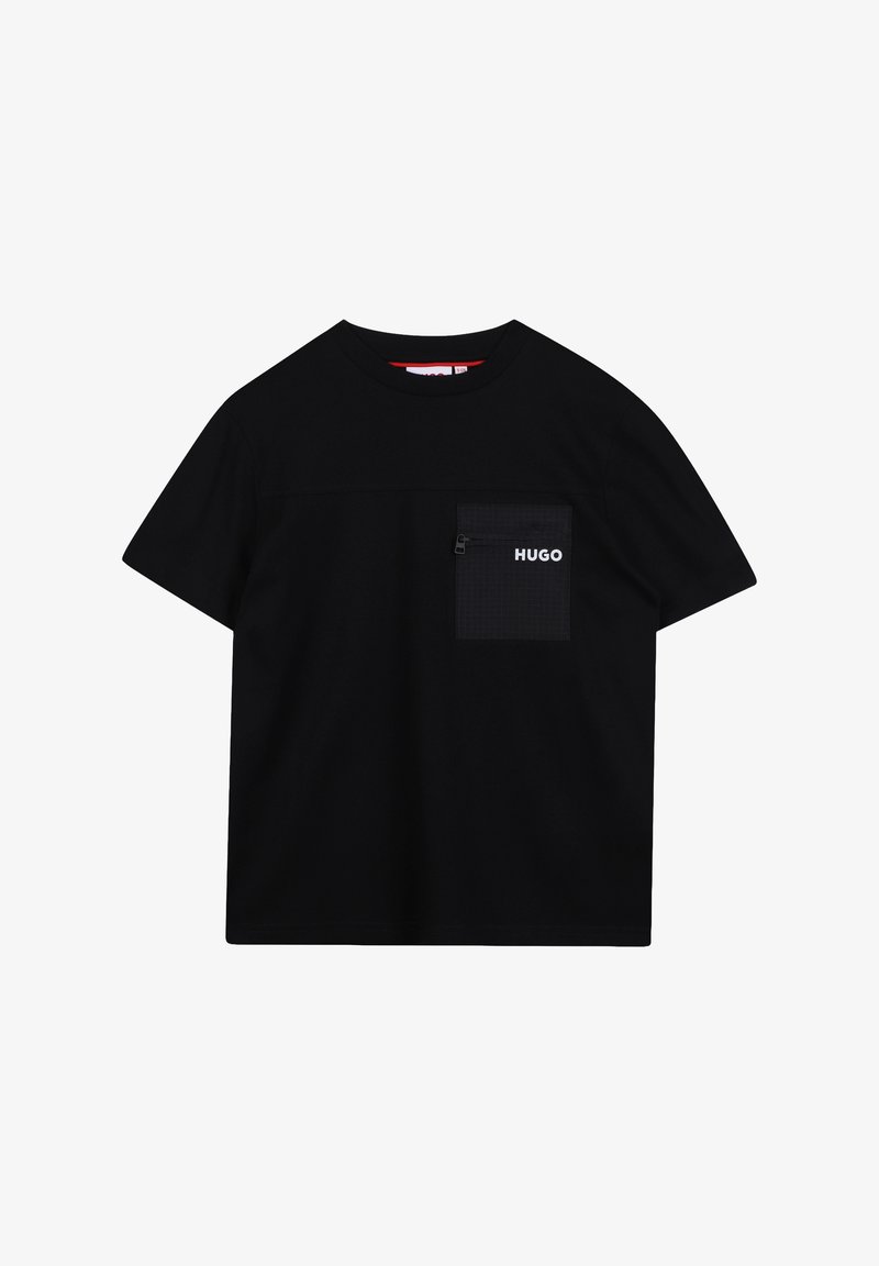 Camiseta negra de manga corta con cuello redondo y bolsillo en el pecho con cremallera, que presenta el logo blanco "HUGO" en el lado derecho.