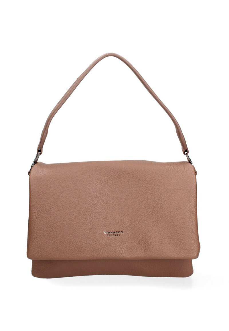 Borsa a mano in pelle marrone con texture morbida, design pieghevole e tracolla regolabile. Presenta un logo discreto sul fronte.