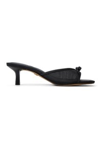 Mules à talons en mesh noir avec un bout pointu et un petit détail de noeud à l'avant. Présentent un talon fin et incliné ainsi qu'une semelle intérieure lisse.