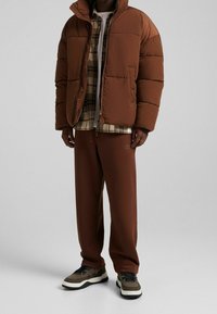 Bershka Gewatteerde jas - brown
