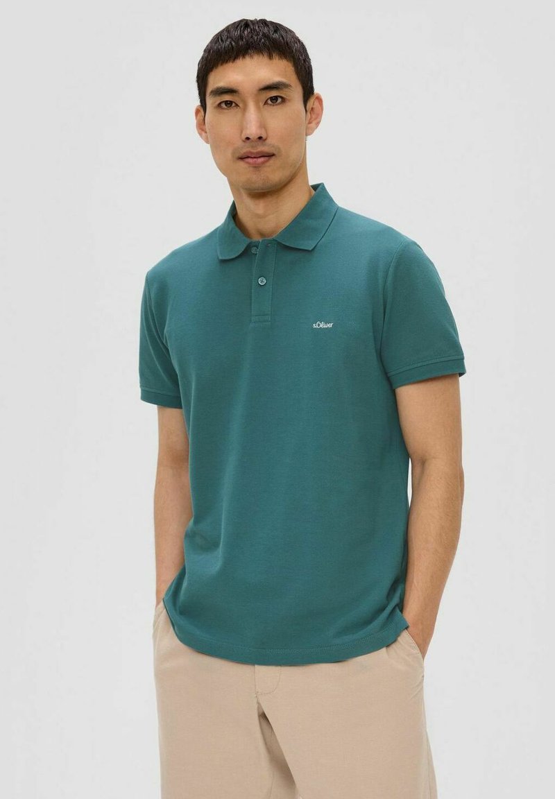 Teal Polohemd aus Baumwolle mit kurzen Ärmeln und einem Zwei-Knopf-Verschluss. Verfügt über ein kleines weißes Logo auf der Brust und einen klassischen Schnitt.