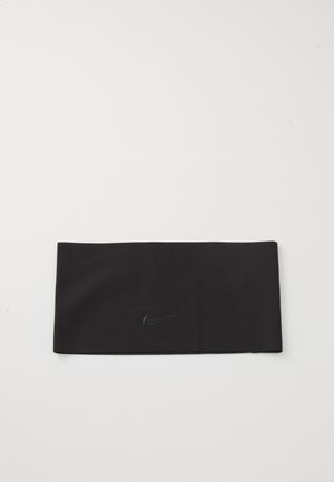 Fascia elastica nera caratterizzata da un discreto logo swoosh Nike nero. Texture liscia e forma rettangolare, adatta per sport o abbigliamento casual.
