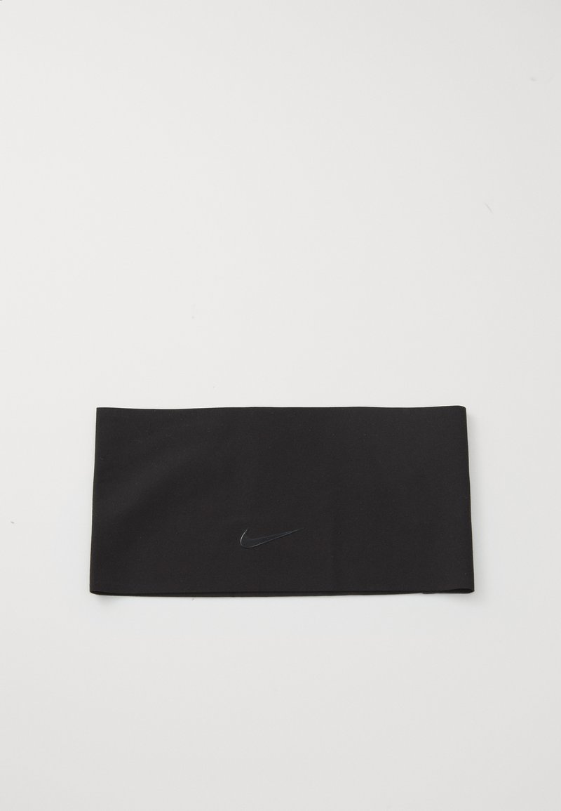 Fascia elastica nera caratterizzata da un discreto logo swoosh Nike nero. Texture liscia e forma rettangolare, adatta per sport o abbigliamento casual.