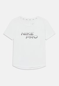 Hvit Nike Pro t-skjorte med korte ermer, rund hals, med svart tekstlogo med prikkete mønster. Glatt stoff og rett avslutning.