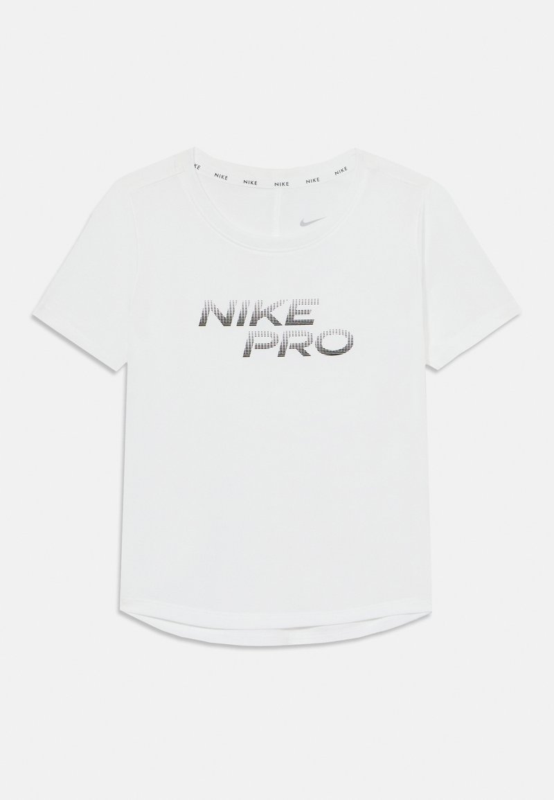Camiseta Nike Pro branca com mangas curtas, decote redondo, apresentando um logótipo em texto preto com um padrão pontilhado. Tecido suave e bainha reta.