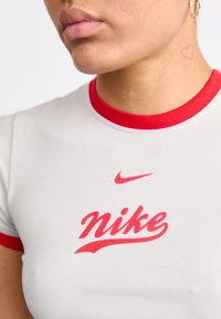 Nike Sportswear TEE - Marškinėliai su spaudiniu - light iron ore/fire red
