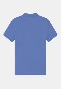 En enhetligt ljusblå polo skjorta, sedd bakifrån, med krage och korta ärmar mot en enkel vit bakgrund.