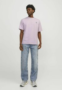 Jack & Jones JCOTRIANGLE CREW NECK  - Trükipildiga T-särk - winsome orchid