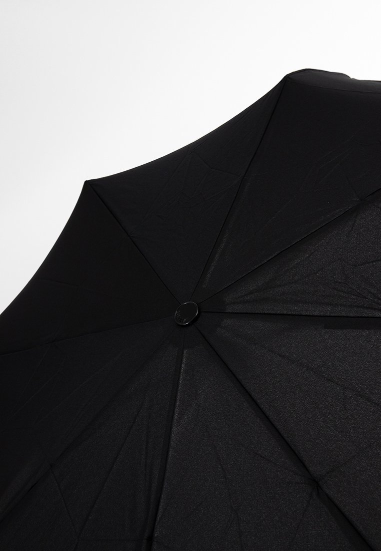 Un parapluie noir avec un canopy lisse et texturé, doté d'un bouton central pour l'ouverture et de huit sections rayonnant depuis le sommet.