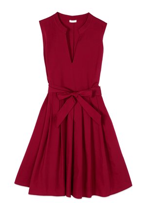Vestito bordeaux senza maniche con scollo a V, vita aderente legata con un fiocco e gonna a pieghe a linea ad A.