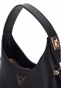 Borsa a tracolla in pelle nera con texture, dotata di una maniglia curva e un prominente logo triangolare argentato. Presenta dettagli in metallo dorato.