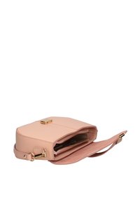 Borsa a tracolla in finta pelle rosa con design piatto, accessori dorati e un compartimento aperto dotato di tasca con zip.