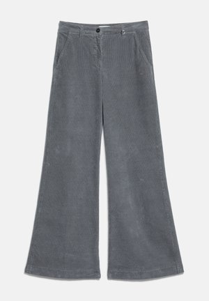 Pantalon large en velours côtelé gris avec poches avant, passants de ceinture et fermeture à boutons, présenté à plat sur fond blanc.