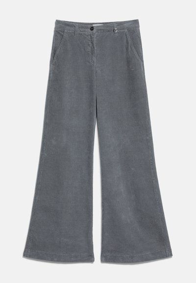 Pantalon large en velours côtelé gris avec poches avant, passants de ceinture et fermeture à boutons, présenté à plat sur fond blanc.