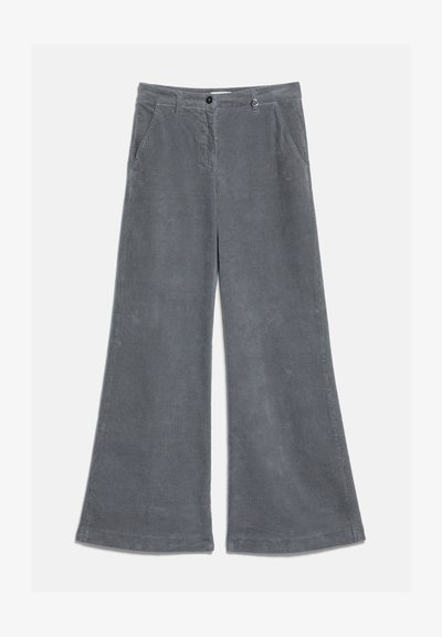 Pantalon large en velours côtelé gris avec poches avant, passants de ceinture et fermeture à boutons, présenté à plat sur fond blanc.