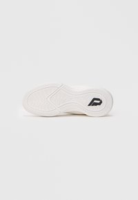 Balta sneaker zole ar teksturētu gumiju, kas nodrošina saķeri, un melnu logotipu. Izklausās gludas malas un izliekta forma, kas nodrošina ergonomisku dizainu.