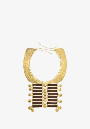 Młotkowany złoty naszyjnik typu choker z prostokątnymi czarnymi panelami i wiszącymi złotymi dyskami ułożonymi w symetryczny wzór.