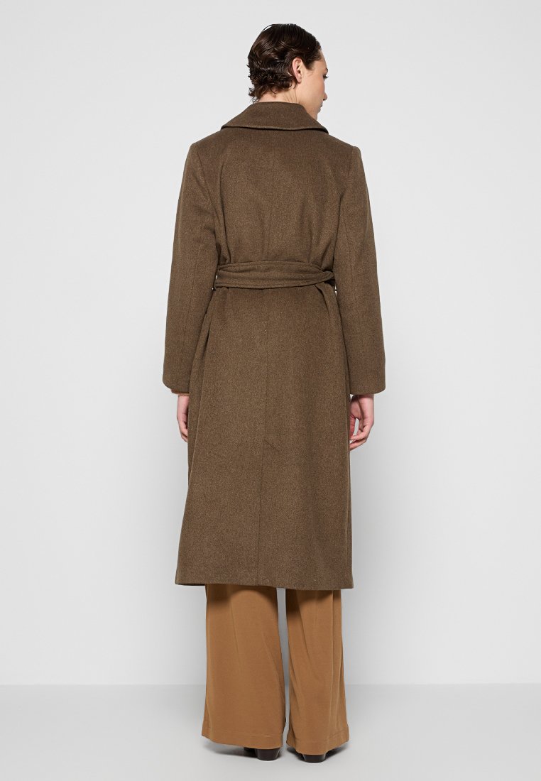 Brauner Wollmantel mit einem Gürtel in der Taille, Reverskragen und knielanger Länge. Besitzt eine glatte Textur und ein minimalistisches Design.