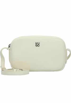 Petit sac bandoulière rectangulaire en cuir écru avec bandoulière réglable et logo argenté "HUGO" centré sur le devant.