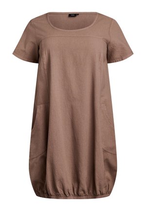 Hnědé šaty s krátkými rukávy, zaobleným výstřihem do U, se dvěma bočními kapsami a řaseným elastickým lemem.
