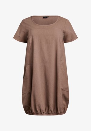 Bruine jurk met korte mouwen, afgeronde halslijn, twee zijzakken en elastische zoom met plooien.