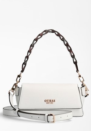 Weiße GUESS-Handtasche mit Klappe, schwarzem und braunem Kettenhenkel, verstellbarem Riemen und goldenem Markenlogo vorne.