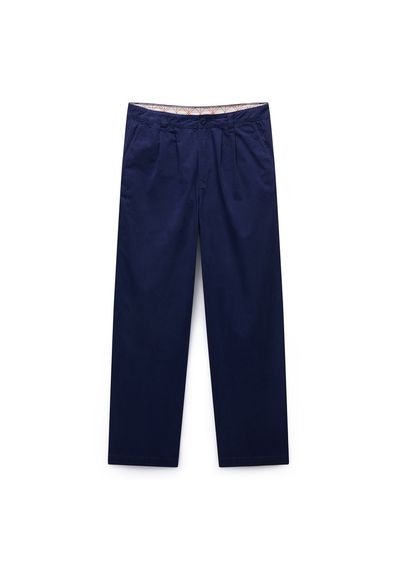 Παντελόνια σε ναυτικό μπλε με άνετη εφαρμογή, κατασκευασμένα από βαμβάκι. Διαθέτουν ζώνη μέσης με εσωτερική φόδρα με σχέδιο και δύο μπροστινές τσέπες.