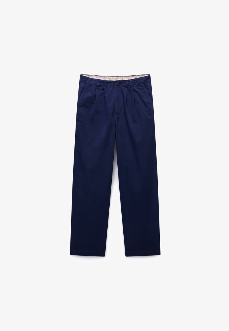 Nafte plave hlače opuštenog kroja, izrađene od pamuka. Imaju pojas s uzorkom na unutarnjoj strani i dva prednja džepa.