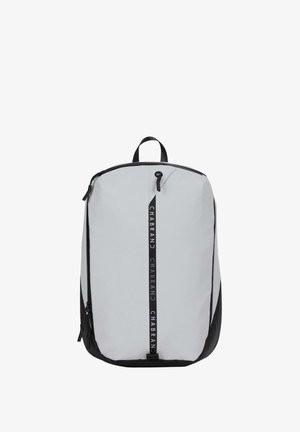 Sac à dos en tissu gris avec des accents noirs, doté d'une poignée supérieure, d'une fermeture éclair et d'une impression de logo vertical sur le devant.