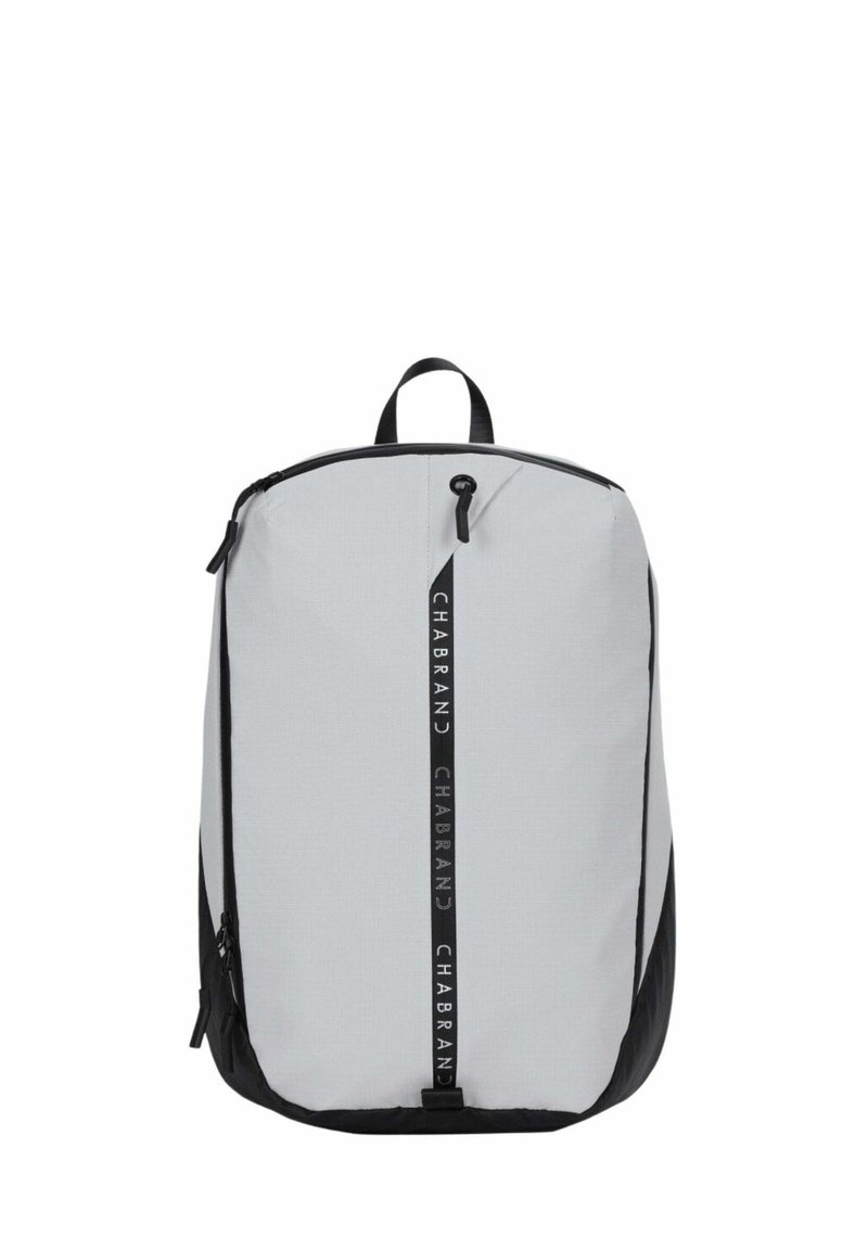 Sac à dos en tissu gris avec des accents noirs, doté d'une poignée supérieure, d'une fermeture éclair et d'une impression de logo vertical sur le devant.