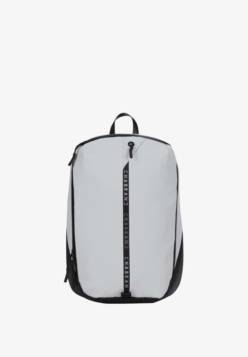 Sac à dos en tissu gris avec des accents noirs, doté d'une poignée supérieure, d'une fermeture éclair et d'une impression de logo vertical sur le devant.