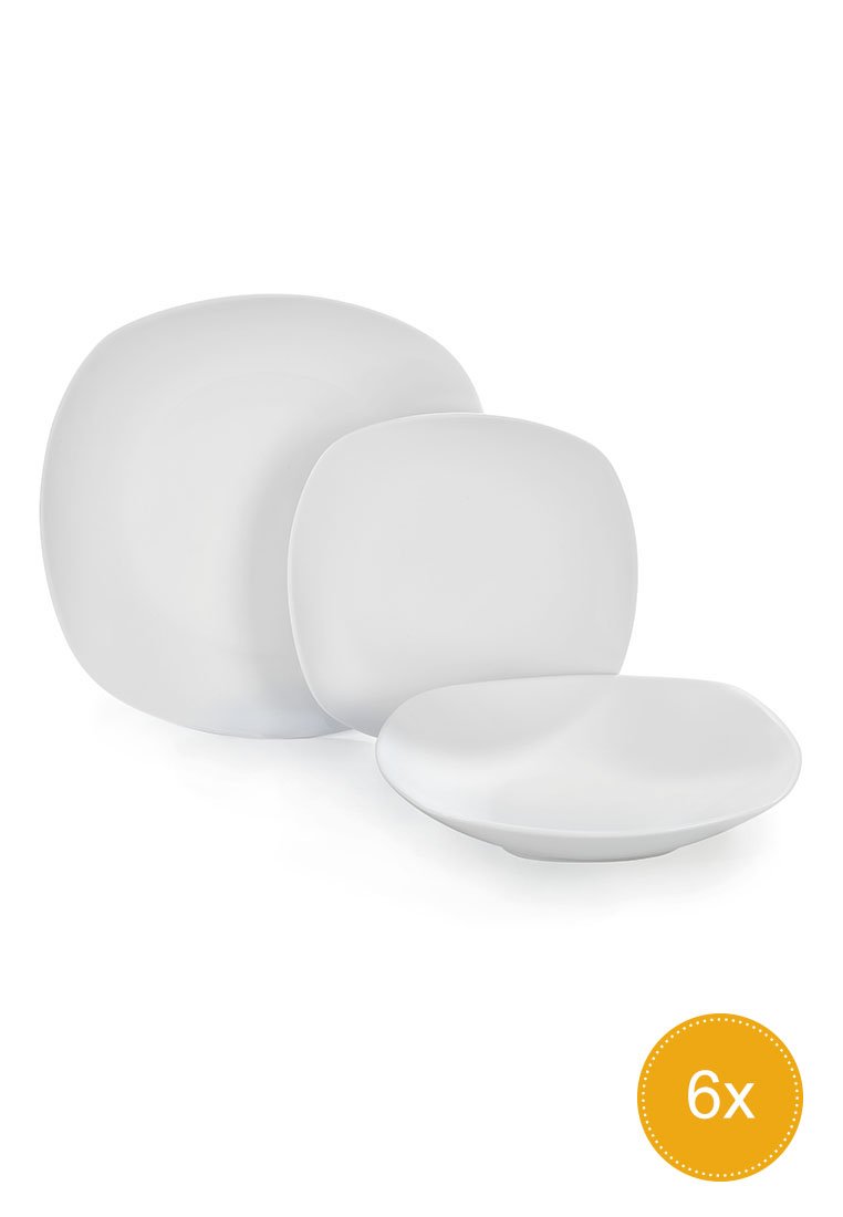 Ein Set aus sechs weißen Keramiktellern in drei verschiedenen Größen mit abgerundeten quadratischen Formen auf einem weißen Hintergrund.