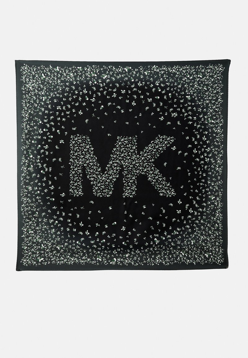 Czarny szalik z logo "MK" na środku, otoczony wzorem małych, srebrnych akcentów oraz teksturowanym brzegiem.