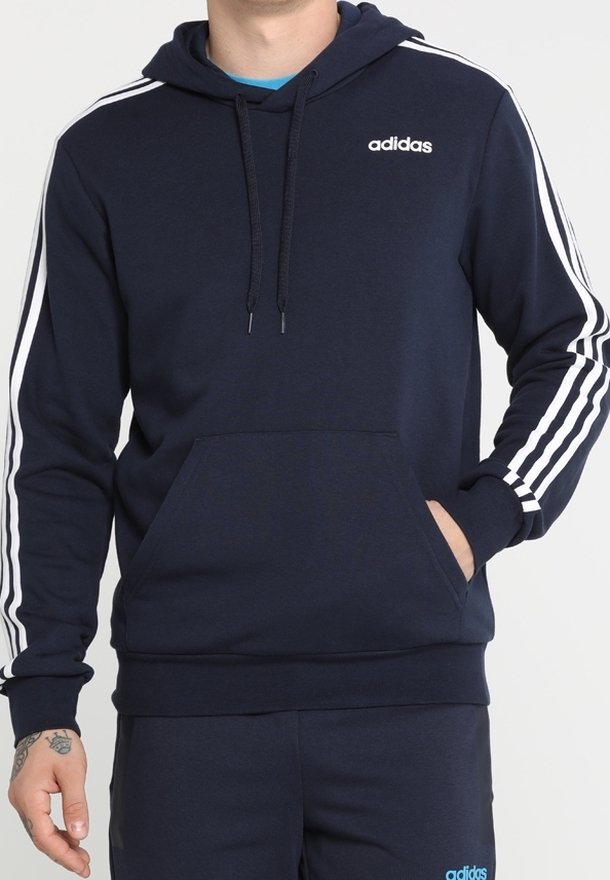 Námořnicky modrá mikina s kapucí a bílými třemi pruhy na rukávech, s kapucí na stažení šňůrkou a předním kapsou. Na hrudi má logo "adidas".