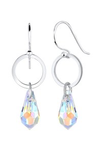 Ohrringe in Silberoptik mit runden Reifen und einem tropfenförmigen, schillernden Kristall-Anhänger, der Facetten und reflektierende Farben zeigt.