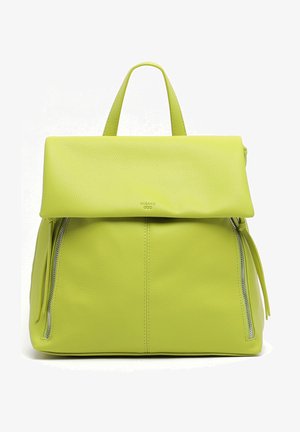 Plecak ze skóry w neonowo zielonym kolorze z zakładanym na górę klapą, dwoma bocznymi kieszeniami na zamek i teksturowaną powierzchnią. Posiada górną rączkę do przenoszenia.