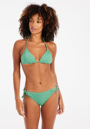 Bikini a rayas verdes con parte superior triangular y braguitas de nudo lateral. Fabricado en un material texturizado, presenta tirantes ajustables y un diseño ligero.