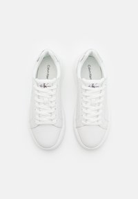 Sneakers bianchi in pelle con finitura liscia, punta rotonda, design con allacciatura a cinque occhielli e logo discreto sulla linguetta e sul lato.
