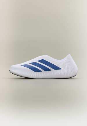 Pantof sport alb, aerodinamic, cu logo cu trei dungi albastre pe laterală, suprafață texturată și talpă neagră pe fundal neutru.