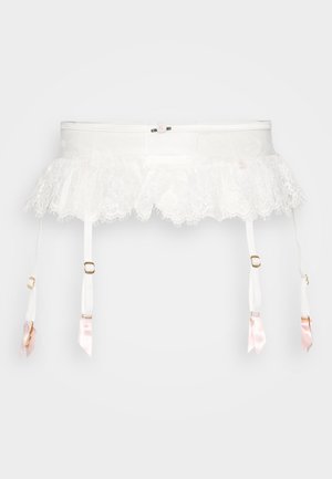 Ce porte-jarretelles en dentelle blanche présente un design à volants, orné de nœuds en satin et de bretelles réglables, décoré de petites roses.