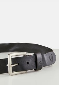 Schwarzer Leder-Gürtel mit einer rechteckigen Metall-Schnalle in Silber-Optik. Verfügt über mehrere Löcher zur Anpassung und ein geprägtes Logo-Detail am Ende.