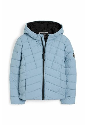 Veste matelassée à capuche bleu clair avec doublure intérieure noire, fermeture éclair à l'avant, poches latérales et écusson rond avec logo sur la manche gauche.