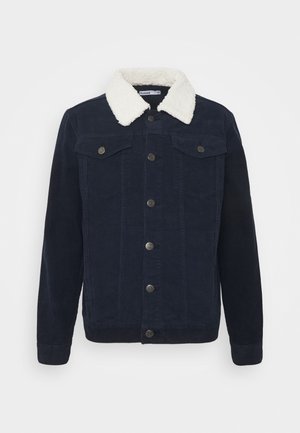Dunkelblaue Cordjacke mit weißem Sherpa-Kragen, Druckknopfverschluss vorne und zwei Brusttäsche mit Klappen und Druckknöpfen.