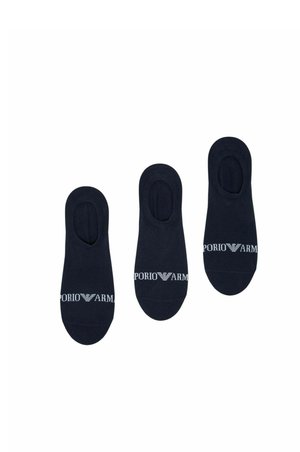 Tre calzini neri no-show con il logo bianco Emporio Armani sulle dita, disposti uno accanto all'altro su sfondo bianco.